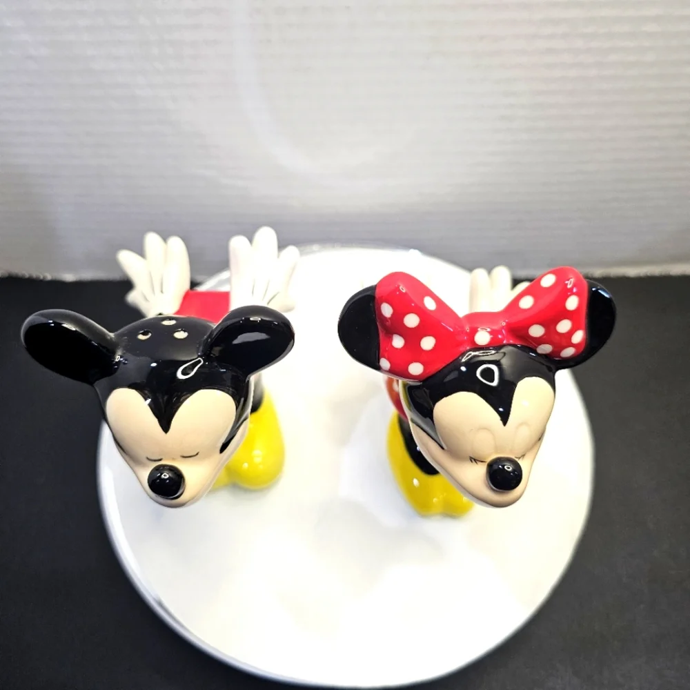 Mickey & Minnie Kissing Ceramic Salt & Pepper Shakers Kiss L👀K KISS DISNEY